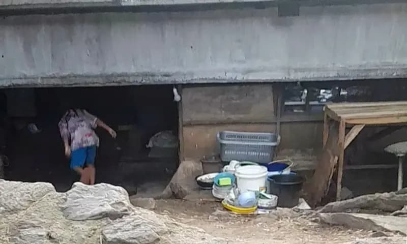 Penghuni kampung Kolong Tol Angke berasal dari berbagai suku dan daerah di Indonesia. (Foto: Parboaboa/Hasanah)