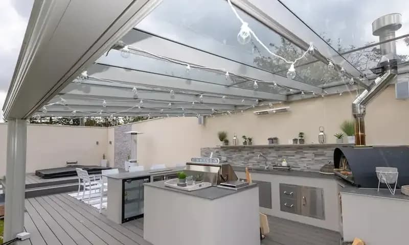 Model kanopi untuk dapur terbuka (Foto: rosecanopies.co.uk)