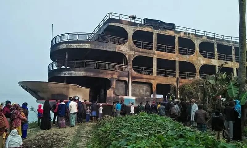 Kapal feri yang terbakar di Bangladesh (dok AFP)