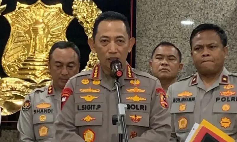 Kapolri Jenderal Listyo Sigit Prabowo usai melakukan pertemuan tertutup sekaligus penandatanganan MoU dengan Menteri Kehutanan (Menhut) Raja Juli selama kurang lebih satu jam di Gedung Mabes Polri, Jakarta Selatan, Kamis (4/12/2025), (Foto: Dok. Kompas)