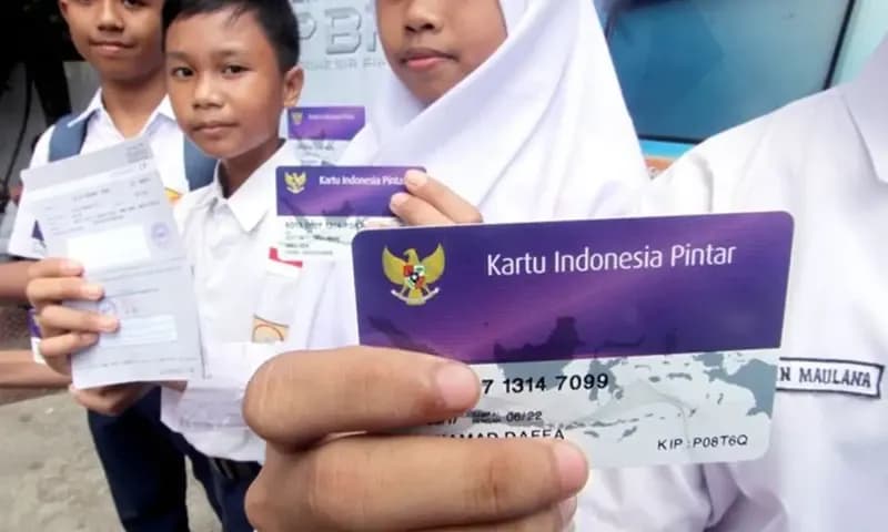 Pemegang Kartu Indonesia Pintar (KIP) dapat menerima dana bantuan pendidikan yang ditransfer langsung ke rekening siswa.