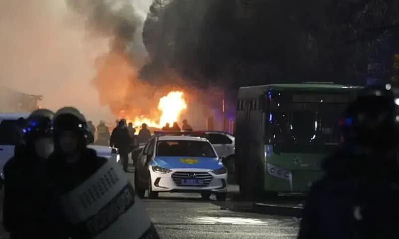 ketika Demo terkait kenaikan harga LPG di Kazakhstan. (dok AP/Vladimir Tretyakov)