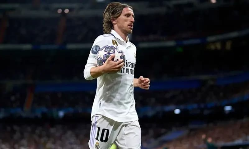 Perjalanan panjang yang dilalui oleh maestro lapangan tengah Real Madrid, Luka Modric, tampaknya akan mencapai babak akhir. Kabar terbaru mengindikasikan bahwa klub bermarkas di ibu kota Spanyol itu tidak akan memperpanjang kontrak sang pemain lagi. (Foto