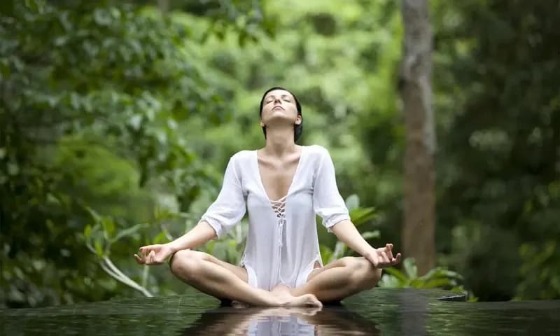 Yoga merupakan salah satu latihan kebugaran jasmani untuk meningkatkan daya lentur (Foto: Walpaper Abyss)