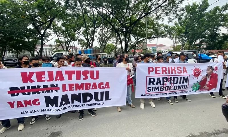 Mahasiswa menggelar aksi mendesak Kejaksaan Tinggi Sumatra Utara segera memeriksa eks Bupati Samosir Rapidin Simbolon yang diduga terlibat korupsi dana penanggulangan COVID-19. (Foto: PARBOABOA/Ilham Pradilla)