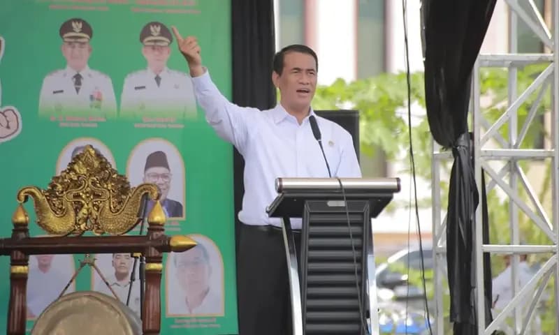 Menteri Pertanian Andi Amran Sulaiman, mengumumkan pencabutan izin bagi 2.039 kios yang memainkan harga jual pupuk di atas ketentuan pemerintah (Foto: IG/@a.amran_sulaiman)