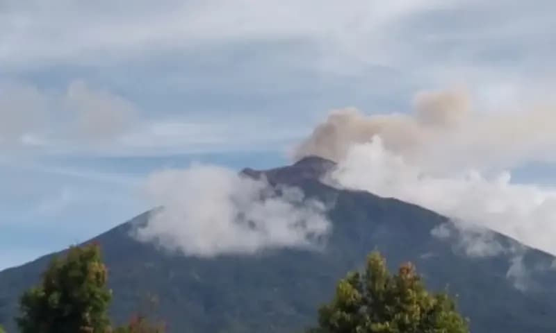 Pusat Vulkanologi dan Mitigasi Bencana Geologi (PVMBG) melaporkan Gunung Kerinci yang terletak di Jambi mengalami erupsi pada Kamis (16/02/2023) pukul 09.08 WIB. (Foto: PVMBG)
