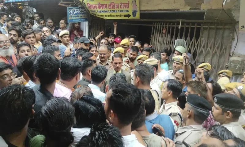 Polisi dan warga berkerumun di rumah korban pembunuhan di Udaipur, India. AP