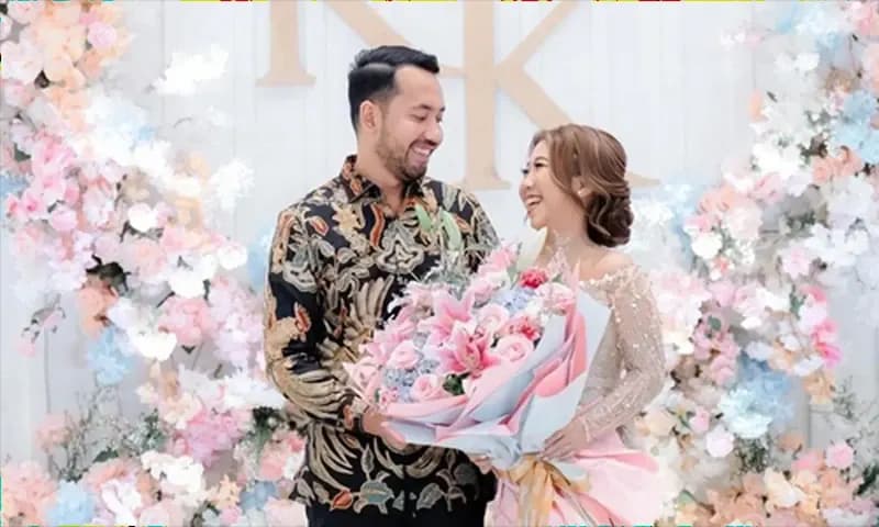 Kiky Saputri dan Muhammad Khairi saat acara lamaran (Foto: Instagram/@windrafotografi)