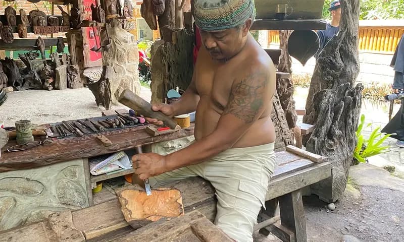 Bambang atau yang akrab disapa Babe seorang seniman yang berada di Bukit Lawang, Sumatra Utara (Foto: PARBOABOA/Ilham Pradilla)