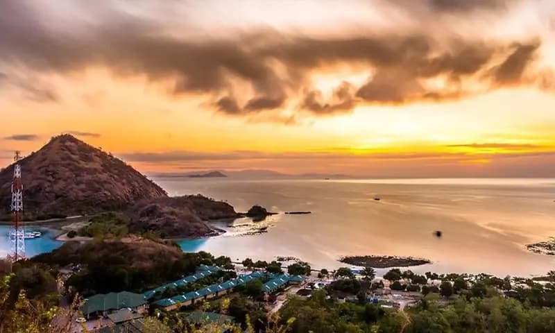 Panorama alam di Labuan Bajo yang dipenuhi sejumlah hotel dan resort mewah (Foto: dok. TripAdvisor)