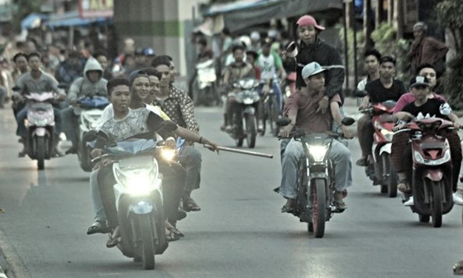 Ilustrasi gerombolan pemuda bermotor (ANTARAFOTO/Iggoy el Fitra)