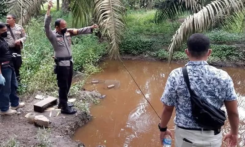Polisi melakukan Olah TKP tempat kedua korban ditemukan tenggelam