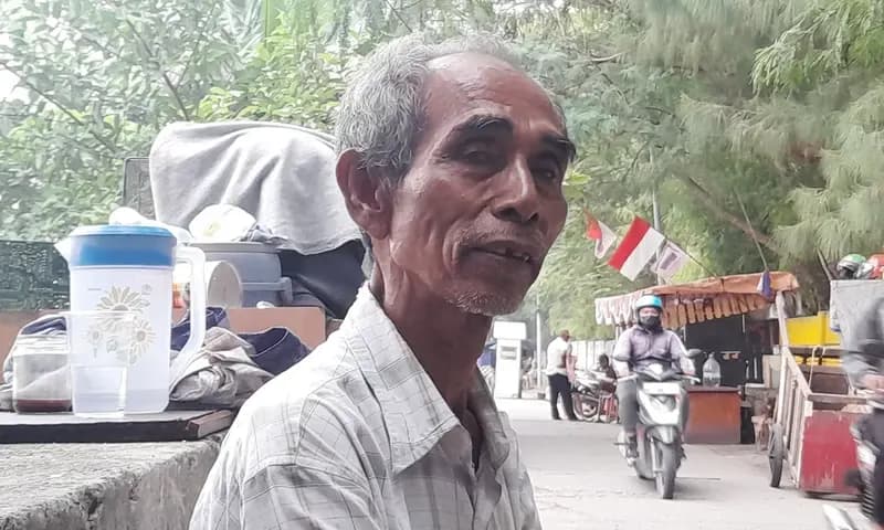 Asip (73) salah seorang warga yang tinggal di Kolong Tol Angke, Jakarta Barat. (Foto: Parboaboa/Hasanah)