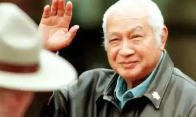 Potret Soeharto yang mendapatkan gelar pahlawan nasional. (Foto: Dok. um surabaya)