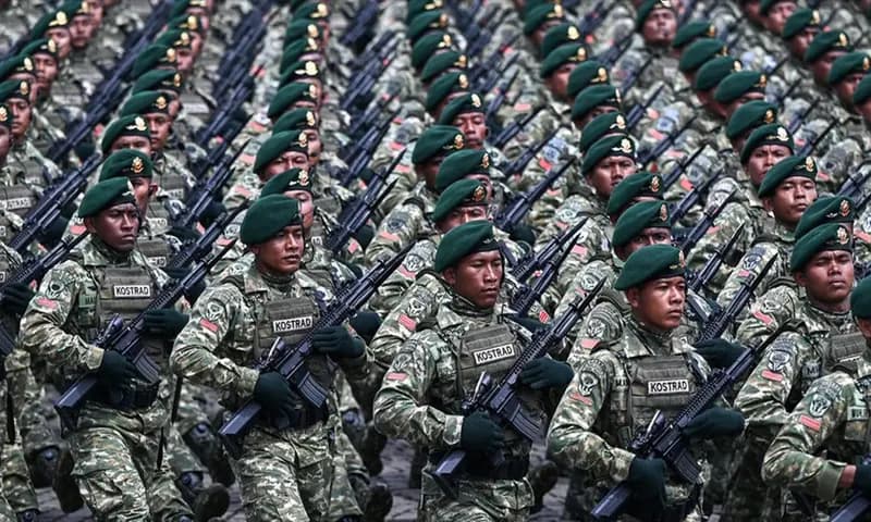 Prajurit Komando Cadangan Strategis Angkatan Darat (Kostrad) mengikuti defile pasukan saat gladi bersih Hari Ulang Tahun (HUT) ke-80 Tentara Nasional Indonesia (TNI) di Monas, Jakarta, Jumat (3/10/2025). (Foto: Dok. ANTARA)