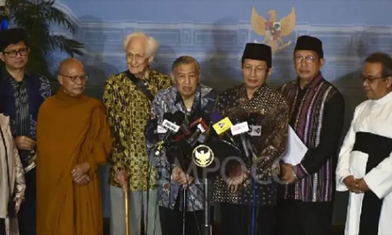 Menteri Agama Nasaruddin Umar (tengah) bersama tokoh bangsa yang tergabung dalam Gerakan Nurani Bangsa setelah melakukan pertemuan dengan Presiden Prabowo Subianto di Kompleks Istana Kepresidenan, Jakarta, 11 September 2025. (Foto: Dok. Tempo)