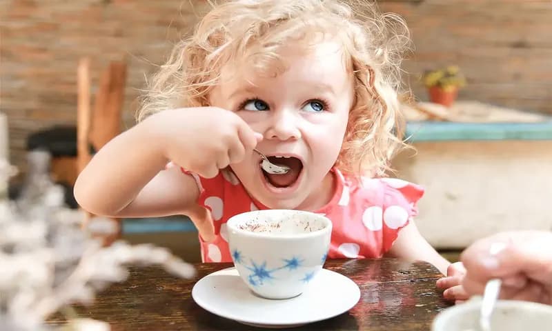 Kandungan kafein pada kopi bisa menimbulkan efek samping bagi tubuh anak (dok: kompasisana.com)