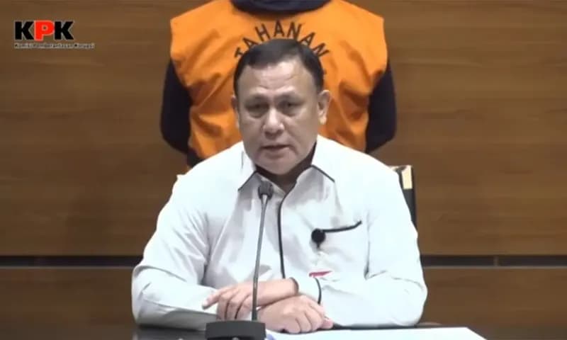 Tangkapan layar - Ketua KPK, Firli Bahuri dalam konferensi pers soal penahanan Ricky Ham Pagawak di gedung Merah Putih KPK, Jakarta, Senin (20/02/2023). (Foto: YouTube KPK/Parboaboa/Maesa)
