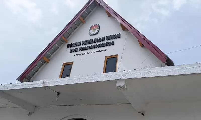 Ketua KPU Kota Pematang Siantar, Daniel Manompang Dolok Sibarani mengakui logistik untuk Pemilu 2024 belum sampai ke kota itu, Kamis (26/10/2023). (Foto: PARBOABOA/Calvin Siboro)
