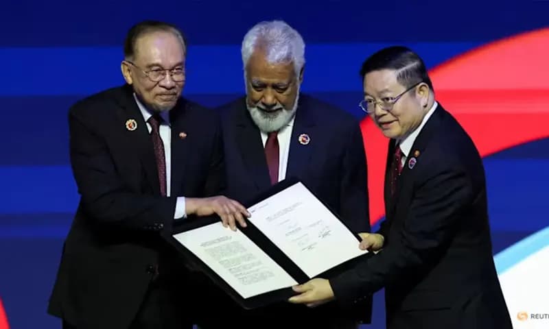 Perdana Menteri Timor Leste Kay Rala Xanana Gusmao (tengah) berpose saat upacara penandatanganan deklarasi penerimaan Timor Leste ke dalam ASEAN (Foto: REUTERS/Chalinee Thirasupa)