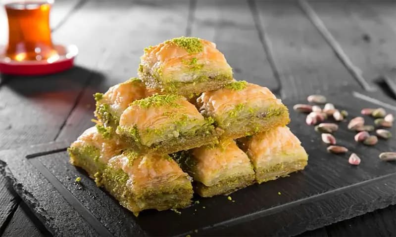 Baklava menjadi salah satu makanan khas lebaran yang berasal dari Turki (DOK.SHUTTERSTOCK/NADIR KEKLIK)