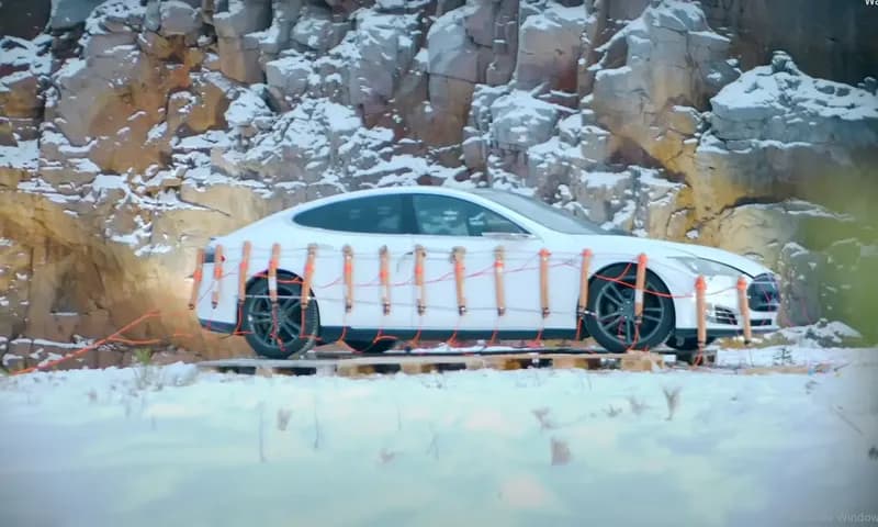 Proses meledakkan mobil listrik menggunakan 30 kg dinamit (foto: youtube PommijÃ¤tkÃ¤t )