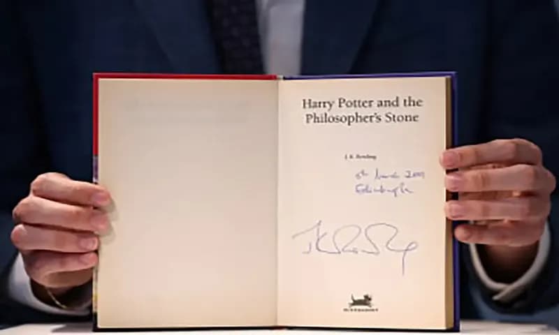 Buku langka Harry Potter edisi pertama yang bakal dilelang. CNN