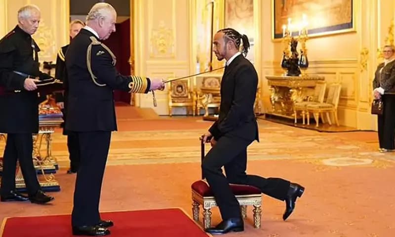 Pembalap Lewis Hamilton menerima gelar kebangsawanan dari Pangeran Charles di Istana Windsor, Inggris.