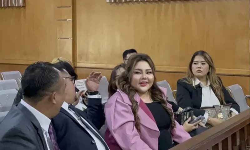 Selebgram Lisa Mariana saat menghadiri sidang perdana atas gugatan perdata terhadap mantan Gubernur Jawa Barat, Ridwan Kamil. (Foto: Dok. ANTARA)