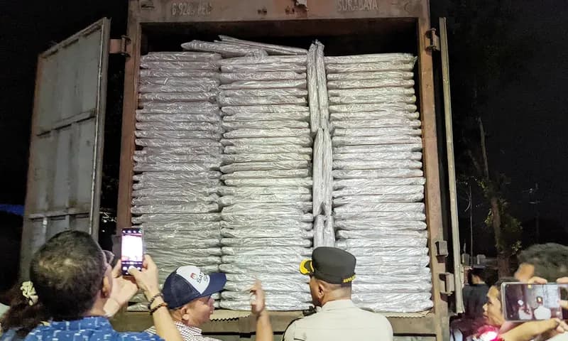 Sebanyak 3.184 bilik suara sudah tiba di gudang penyimpanan logistik pemilu di Jalan Medan, Kota Pematang Siantar, Sumatra Utara, Jumat (27/10/2023) sore. (Foto: PARBOABOA/Calvin Siboro)