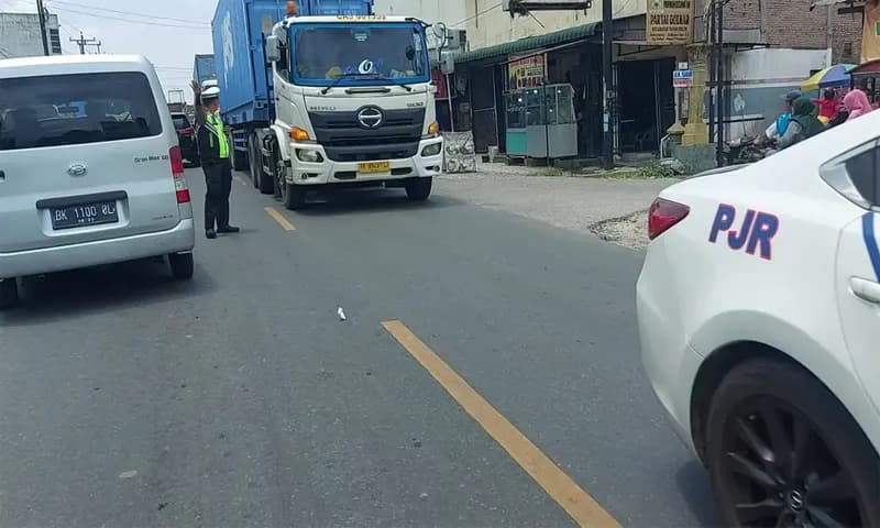 pengiriman kembali 16 kontainer boat Kejuraan Dunia F1H2O Danau Toba, beserta logistik dan dikawal kembali oleh Kepolisian Resor masing masing daerah (Foto: Satlantas Polres Simalungun)