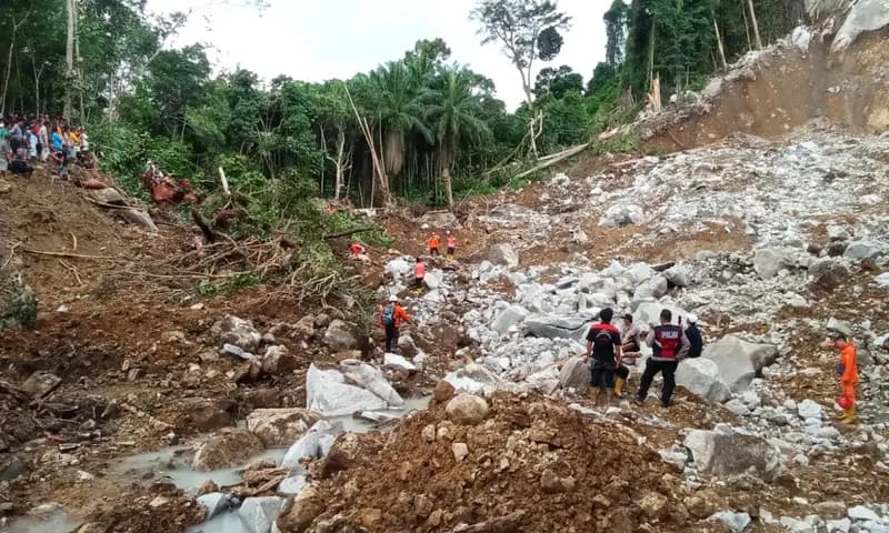 Proses pencarian korban longsor di Desa Durian Banggal, Kecamatan Raya Kahean, Kabupaten Sumalungun, Sumatra Utara masih terus berlanjut. (Foto: PARBOABOA/Patrick Damanik)