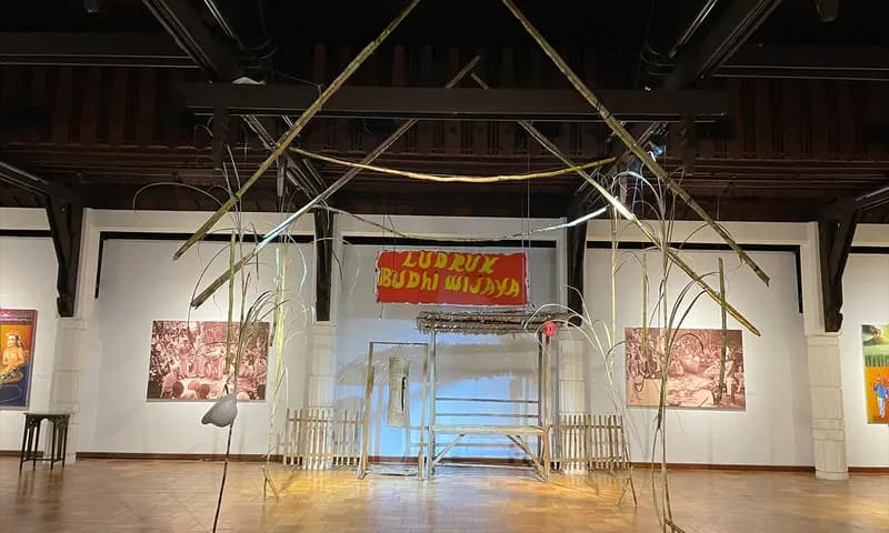 Salah satu instalasi dalam pameran bertajuk "Moelyono & Seni Rupa Ludrukan Desa" di Bentara Budaya, Jakarta. (Foto: PARBOABOA/Defri Ngo).jpeg