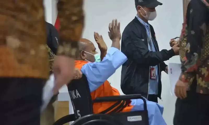 Gubernur Papua nonaktif, Lukas Enembe telah didakwa oleh Komisi Pemberantasan Korupsi (KPK) terkait penerimaan suap dan gratifikasi dengan total senilai Rp46,8 miliar. (Foto: Parboaboa)