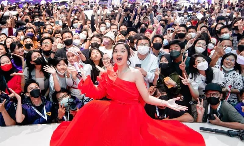 Lyodra saat foto bersama dengan para penggemar (Foto: Instagram/Lyodra Ginting)
