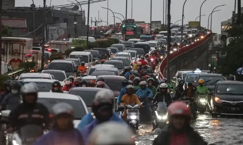 Ilustrasi. Kemacetan dan banjir di jalan raya. (Foto: Antara/Asprilla Dwi Adha)