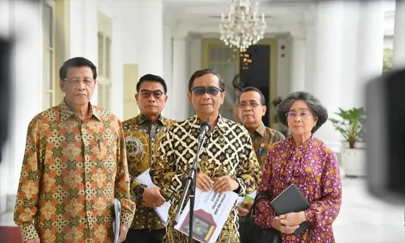 Mahfud MD memberikan keterangan pers seusai bertemu dengan Presiden Joko Widodo di Istana Kepresidenan Bogor, Jawa Barat, pada Kamis (03/11/2022) (Foto: Sekretariat Presiden)