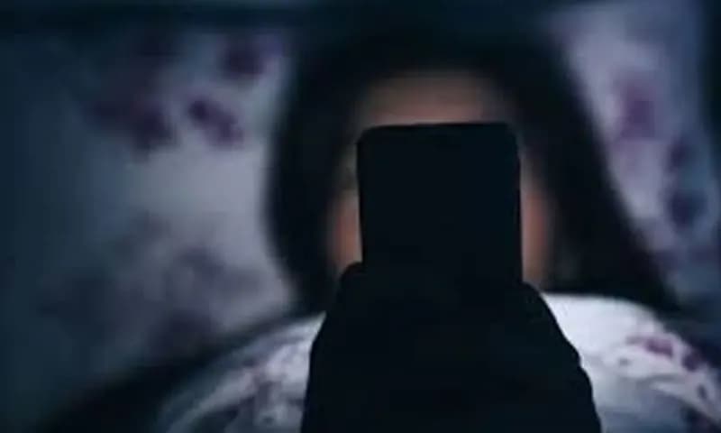 Bermain ponsel sebelum tidur berdampak bagi kesehatan.