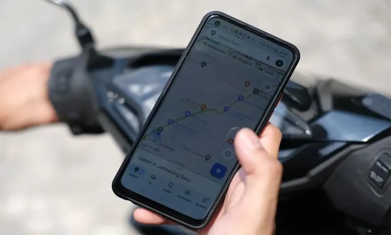Ilustrasi pengemudi sepeda motor yang bermain hp saat berkendara (Dok: prfmnews.pikiran-rakyat.com)
