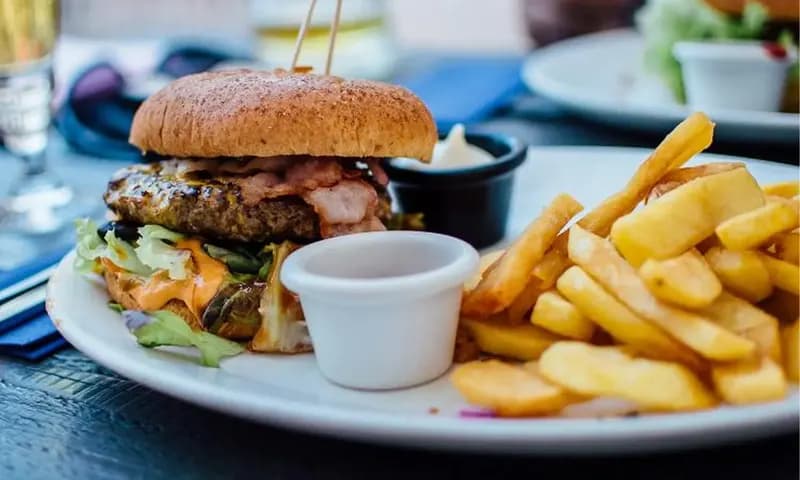 Jenis makanan yang harus dihindari agar hati tetap sehat (k-link.co.id)