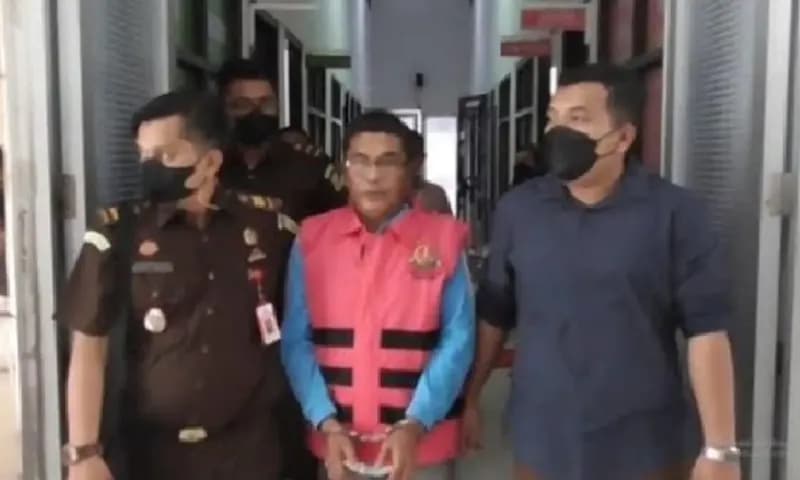 Edi Harisman yang ternyata tidak gila ditahan oleh kejaksaaan Bangkinang atas kasus korupsi dana bantuan 450 Juta.