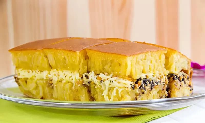 martabak manis teflon (Shutterstock/Rizvisual)