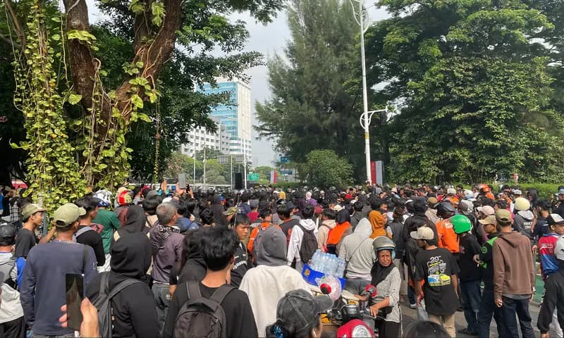 Sebagian massa aksi yang tergabung dalam demonstrasi bertajuk #BubarkanDPR, Senin (25/8/2025) (Foto: PARBOABOA/Defri)