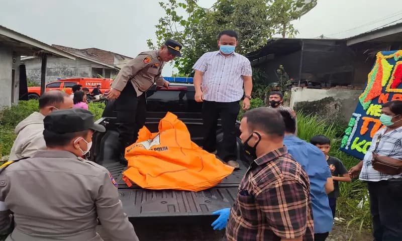 Mayat laki-laki ditemukan tergeletak di pinggir jalan perusamahan Jalan Batu Permata Raya Kecamatan Siantar Sitalasari Kota Pematangsiantar dan membuat heboh penduduk setempat. (Foto : PARBOABOA/Dok Polres Pematang Siantar).
