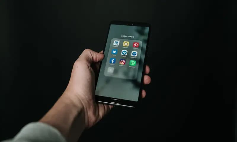 Media sosial (Medsos) sebagai sumber penghasilan. (Foto: Pexels/Magnus Mueller)