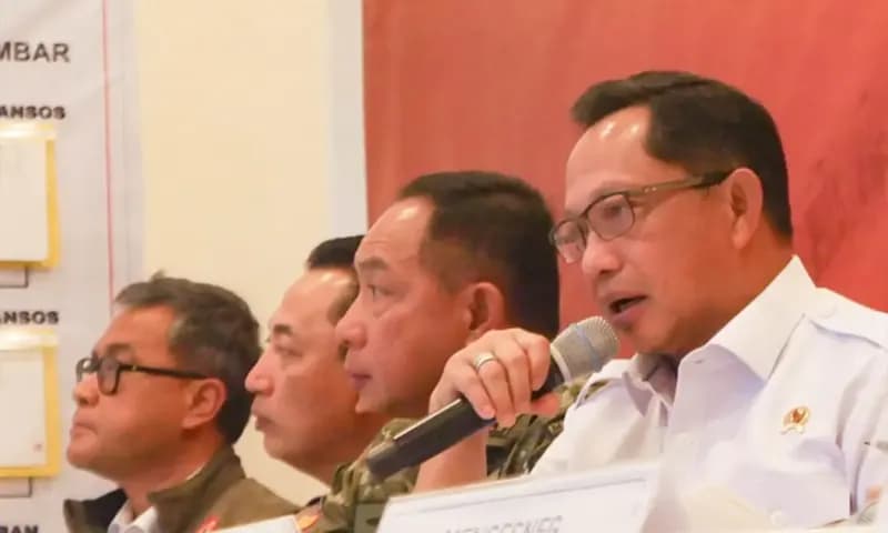 Mendagri Tito Karnavian (paling kanan memegang mic) dalam Konferensi Pers Perkembangan Penanggulangan Bencana Sumatra. (Foto: Dok. Kemkomdigi)