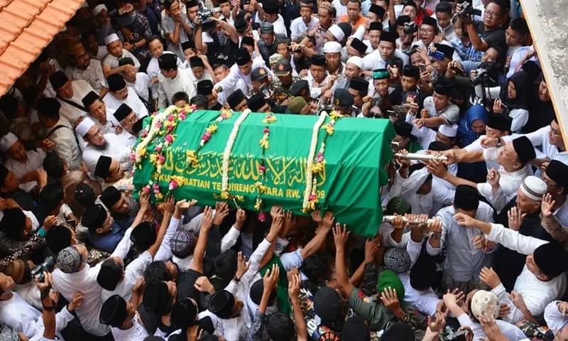 Mengantar jenazah (Foto: NU Online Jatim)