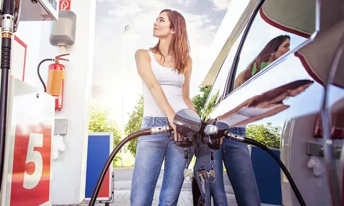 Mengisi bensin pada Mobil.