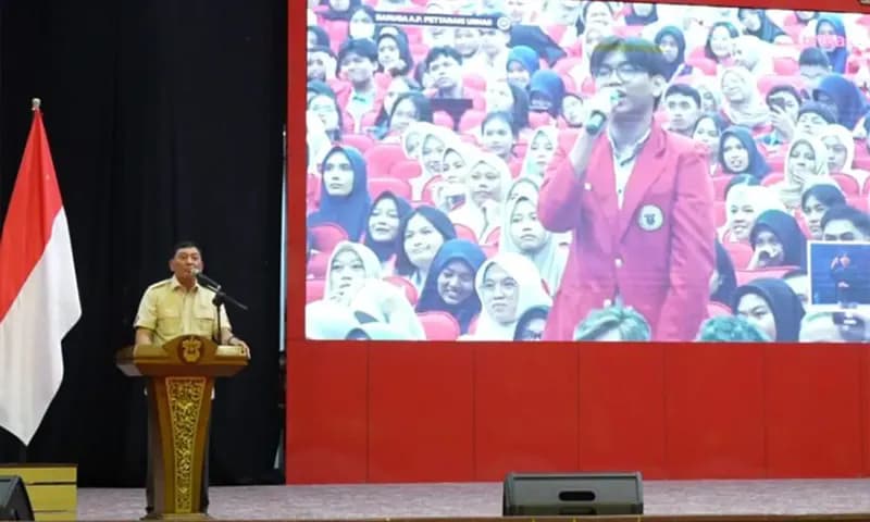 Menhan Sjafrie Sjamsoeddin saat memberikan kuliah umum di Universitas Hasanuddin, Makassar pada Selasa (9/12/2025) (Foto: dok. Kemenhan)